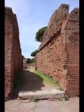 01479 ostia - regio ii - insula vi - casa dell'ercole bambino (ii,vi,3-4) - via della fontana - durchgang - bli ri via della corporazzioni - ri westen - 06-2024.jpg